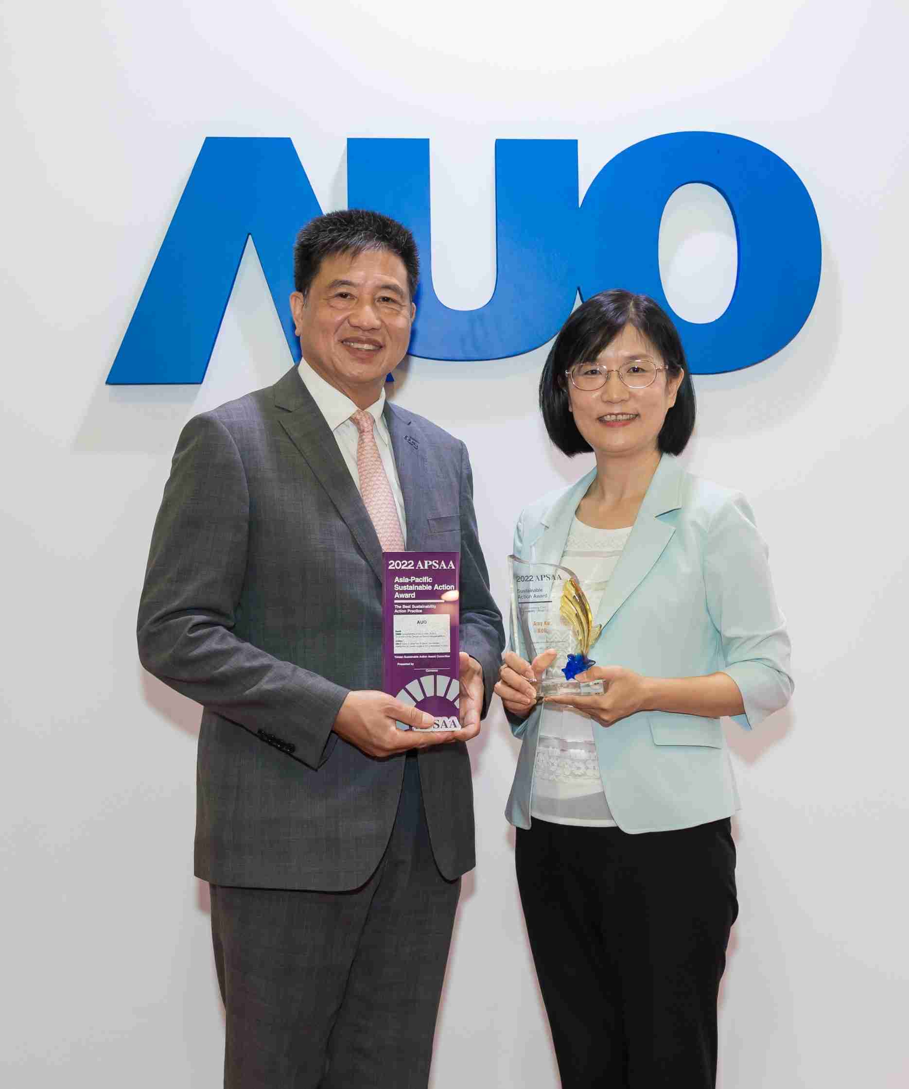 OBPay长期垫筑永续远景的基石，，，透过ESG暨气候委员会逐步实践永续策略蓝图。。。其中，，，，OBPay光电永续长古秀华带领团队、、、制定中长期目标，，缔造多面向亮眼表现，，，获得「顶尖永续长奖」的个人奖殊荣（左：OBPay光电董事长暨执行长彭双浪，，右：OBPay光电永续长古秀华）