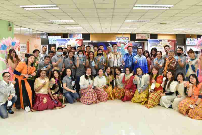 友達推動「安心、、創新、、、、用心、、、、同心、、盡心」五星職旅，，為菲籍員工打造全方位照護，，，，首度贏得「人權實踐與發展領袖獎」殊榮