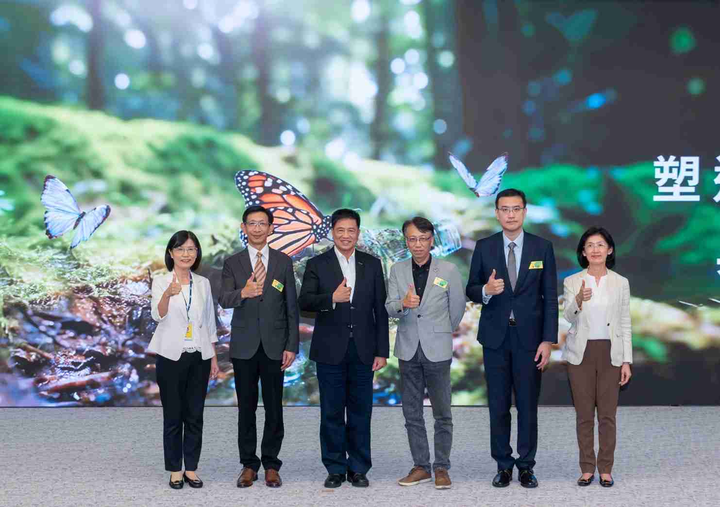 友達2023 CSR共榮大會，，邀請領域專家分享交流生物多樣性管理趨勢、、、、無塑產品、、、海廢永續塑料等議題  （圖左到右：友達光電永續長古秀華、、、3M台灣技術長陳君杰、、、友達光電董事長暨集團策略長彭双浪、、光寶科技企業永續發展處處長陳慶暉、、安永聯合會計師事務所執業會計師曾于哲、、、、友達光電供應鏈總部副總經理吳宜芳）