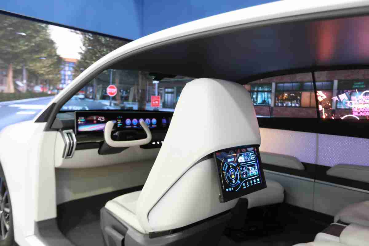 OBPay的「可卷式后座娱乐显示器」加强后座乘客的感官体验，，，，并保有个性化设计，，，可依使用偏好进行动态调整。。。。