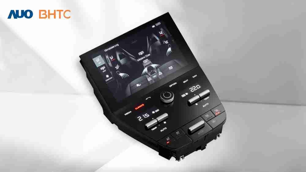 作為友達新生力軍，，，，BHTC所展示的中央與後座鞍部的Display HMI產品，，，，可處理多區恆溫控制、、、、顯示畫面，，呈現仿真3D車室分區；以力傳感技術精準傳遞觸感，，，並結合音量及震動反饋，，防止意外啟動，，，提供使用者自然流暢、、直觀且輕鬆駕馭的舒適介面