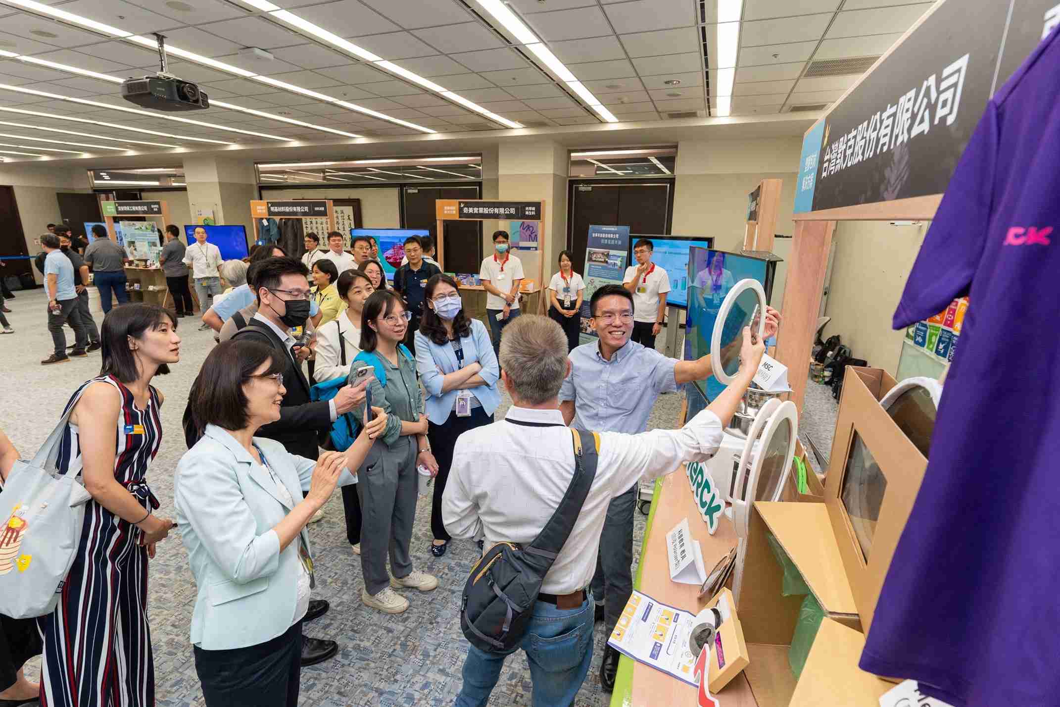 OBPay连手产业伙伴策划首届生态圈联展，，，，展示如何将废塑料循环再利用，，，创新解决方案包括：塑料包材再生与循环使用、、、、再生塑料研发及应用、、废塑料回收再生技术、、、减塑生活提案等