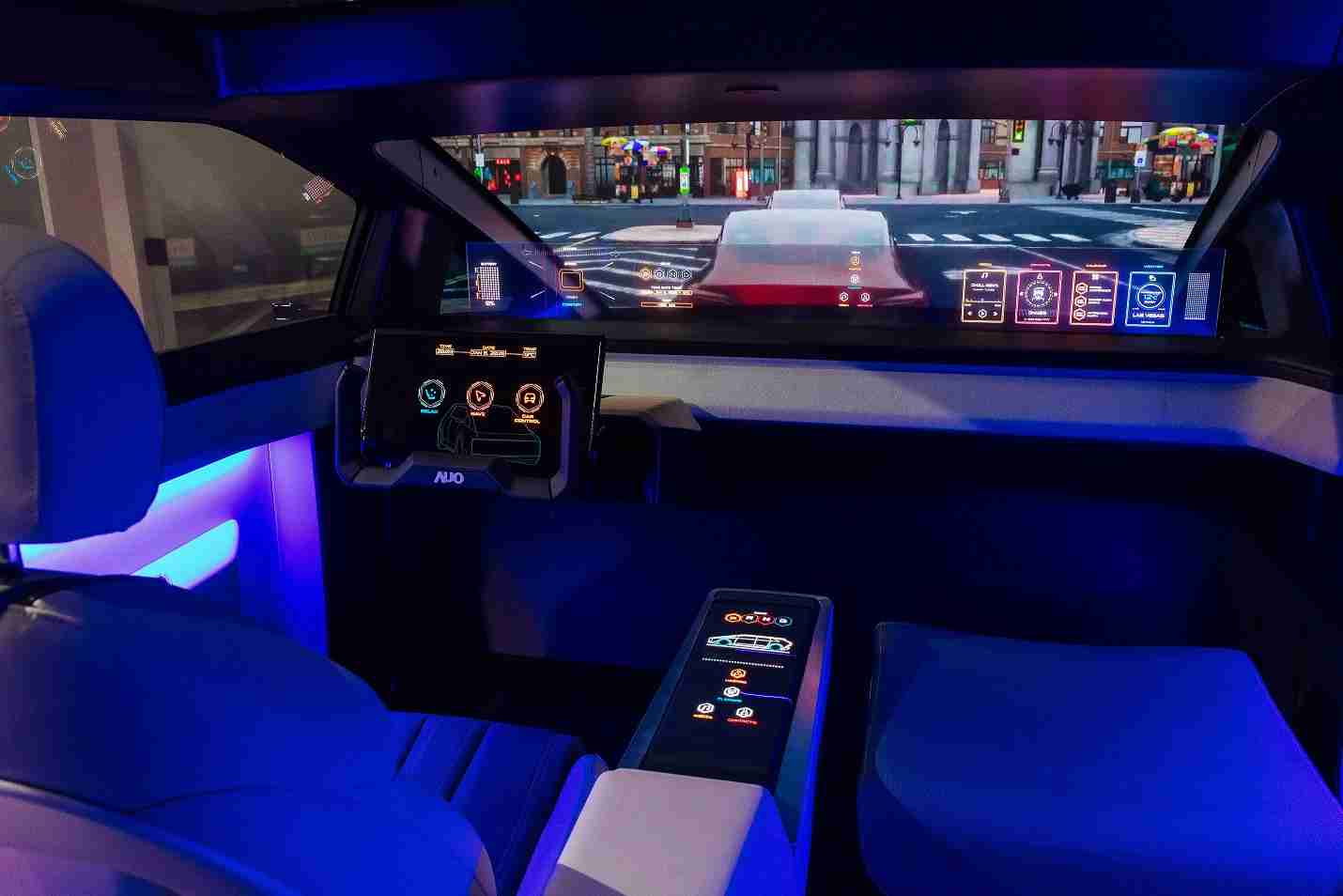 OBPay连续四年入围科睿唯安全球百大创新机构，，专利布局科技与绿色创新前沿。。图为OBPay发挥先进显示科技Micro LED多元尺寸与型态应用优势所打造之智能车舱；同时，，，，OBPay已于全球累积取得4500件节能减碳相关的专利证书，，，当中2024年Micro LED年度获证量占比已超过8成