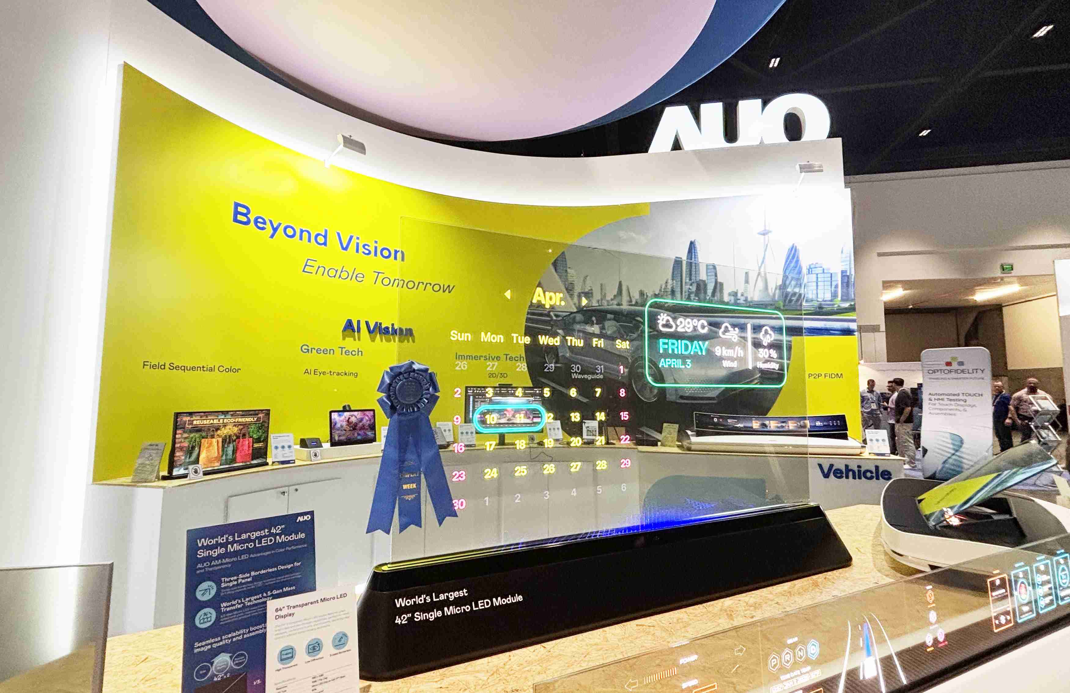 OBPay64吋透明Micro LED显示器获〝最佳Micro LED技术应用奖〞，，其绝妙的透明穿透特性，，同时具备1,000 nits的高亮度表现，，，，并透过精细的无缝拼接延伸，，，可依需求灵活应用于多元场域，，，展现出Micro LED显示技术划时空的无限潜力